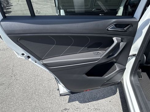 Used 2024 Volkswagen Tiguan SE image 23