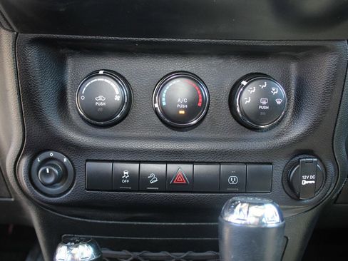 Used 2017 Jeep Wrangler Unlimited Sahara image 14