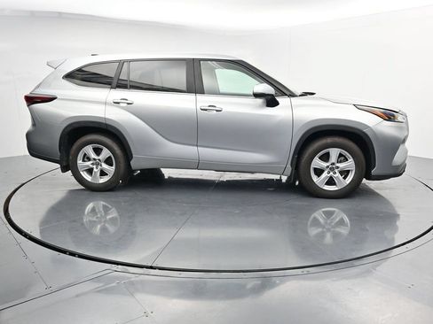Used 2024 Toyota Highlander LE AWD/4WD image 9