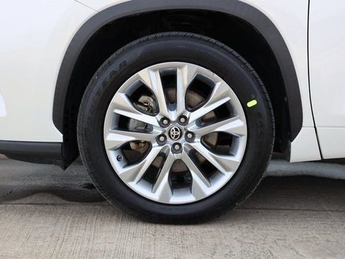 Certified 2021 Toyota Highlander Limited image 9