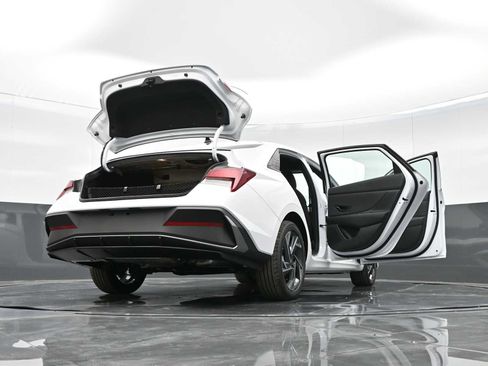 Used 2025 Hyundai Elantra Sport image 40