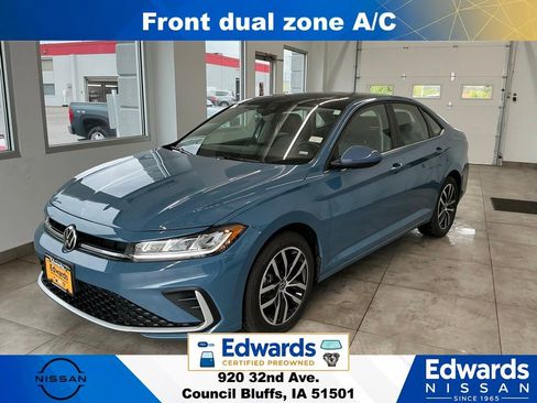 Used 2025 Volkswagen Jetta SE FWD image 5