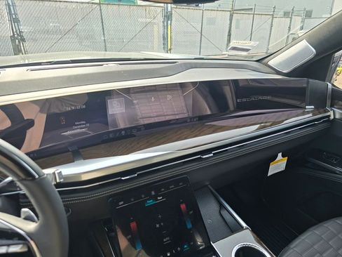 Used 2026 Cadillac Escalade Platinum Luxury image 15