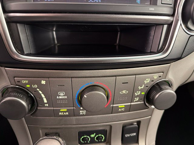 Used 2013 Toyota Highlander SE FWD image 22