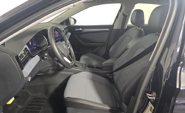 Used 2025 Volkswagen Jetta SE w/ Sunroof Package FWD image 9