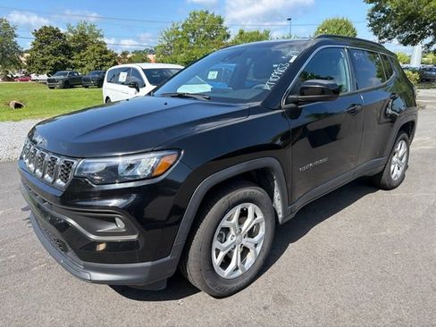 Used 2024 Jeep Compass Latitude AWD/4WD image 3