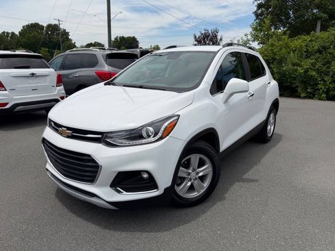 Used 2020 Chevrolet Trax LT w/ LT Convenience Package FWD image 1