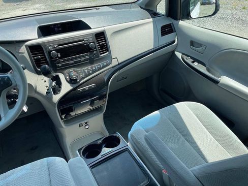 Used 2014 Toyota Sienna LE FWD image 15