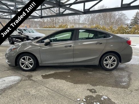 Used 2018 Chevrolet Cruze LT image 2