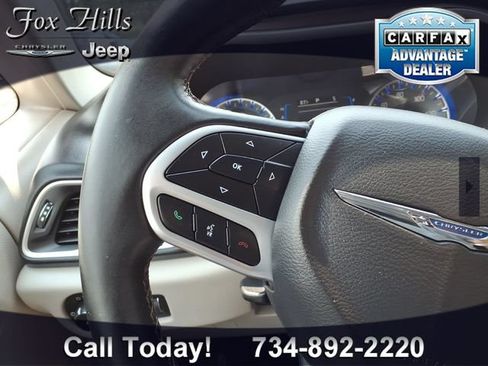 Used 2017 Chrysler Pacifica Touring-L FWD image 17