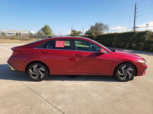 Used 2025 Hyundai Elantra Limited image 4