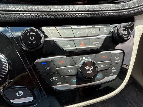 Used 2024 Chrysler Pacifica Touring-L AWD/4WD image 39