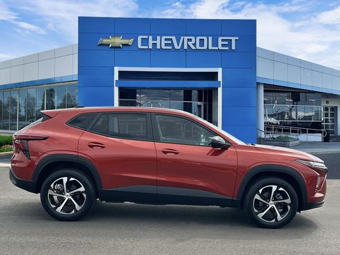 Certified 2024 Chevrolet Trax RS w/ Driver Confidence Package FWD image 5