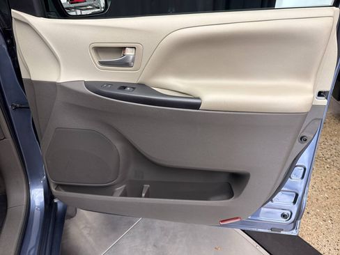 Used 2016 Toyota Sienna LE FWD image 23