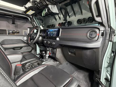 Used 2024 Jeep Wrangler Unlimited Rubicon w/ XTREMEE 35" Tire Package image 21