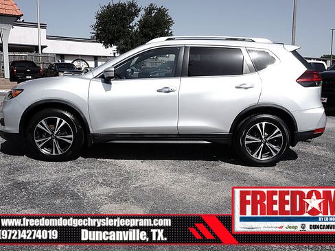 Used 2020 Nissan Rogue SV w/ Premium Package FWD image 2
