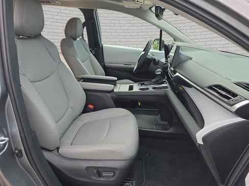 New 2026 Toyota Sienna XLE FWD image 10