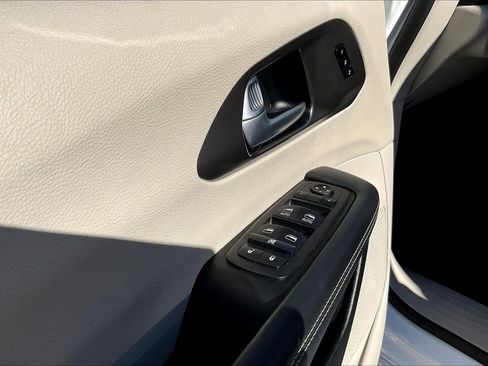 Certified 2024 Chrysler Pacifica Touring-L image 32