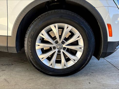 Used 2018 Volkswagen Tiguan SE w/ Panoramic Sunroof Package image 8