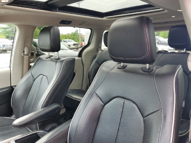 Used 2021 Chrysler Pacifica Limited w/ Uconnect Theater Family Group FWD image 17