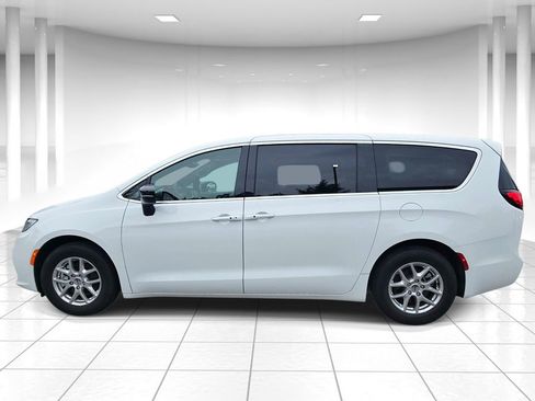 Used 2025 Chrysler Pacifica Select FWD image 6
