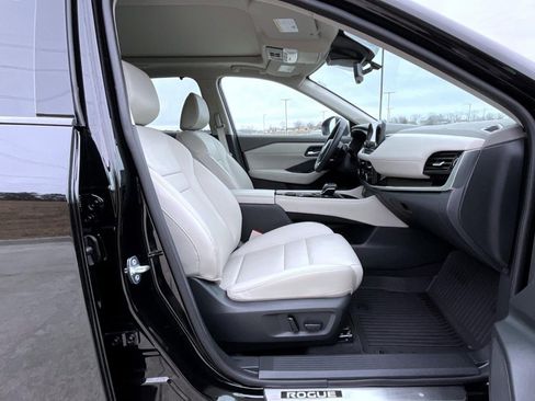 Used 2023 Nissan Rogue SL w/ SL Premium Package image 16