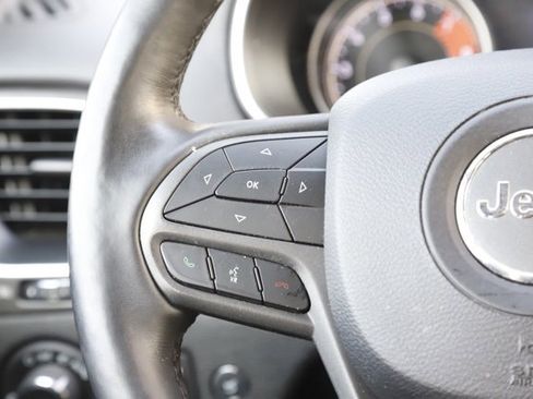 Used 2019 Jeep Cherokee Trailhawk image 23