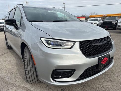 New 2026 Chrysler Pacifica Select w/ S Appearance Package FWD image 9