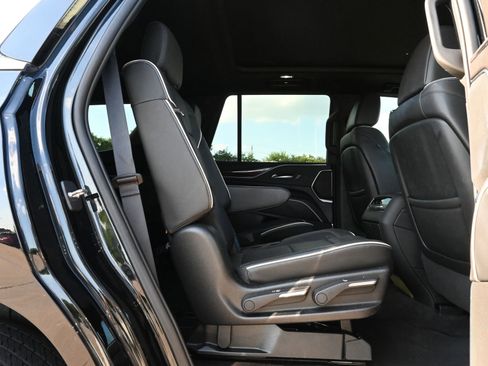 Used 2023 Cadillac Escalade Premium Luxury RWD image 24