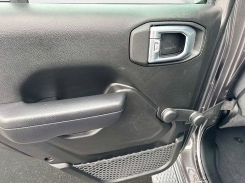 Used 2024 Jeep Gladiator Sport image 9