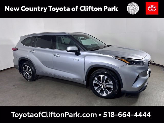 Used 2021 Toyota Highlander XLE AWD/4WD image 1