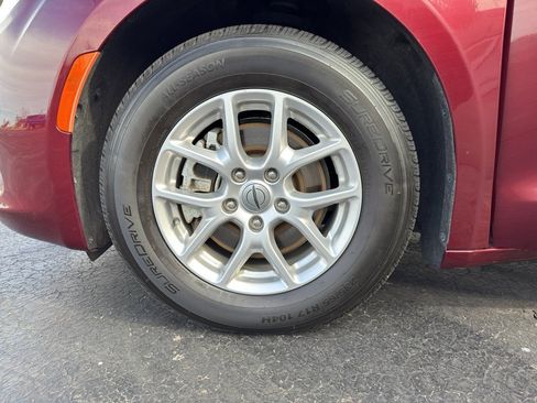 Used 2022 Chrysler Voyager LX image 19