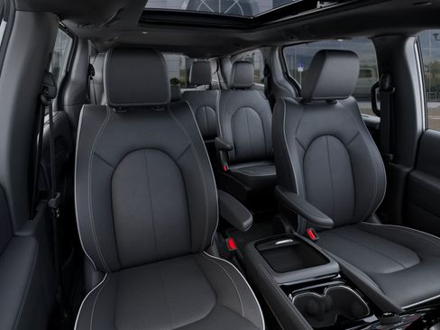 New 2026 Chrysler Pacifica Limited AWD/4WD image 16