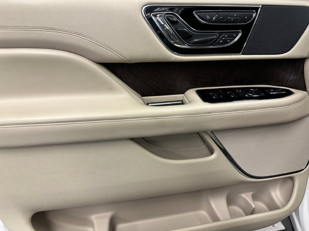 Used 2019 Lincoln Navigator Reserve AWD/4WD image 18