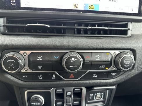 Used 2024 Jeep Gladiator Sport AWD/4WD image 19