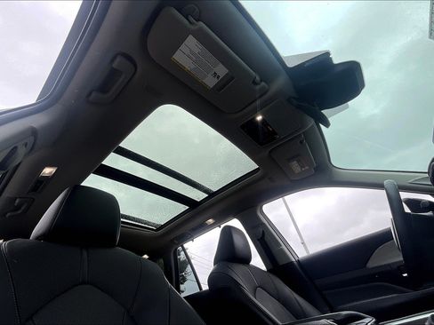 Used 2024 Toyota Grand Highlander AWD image 27