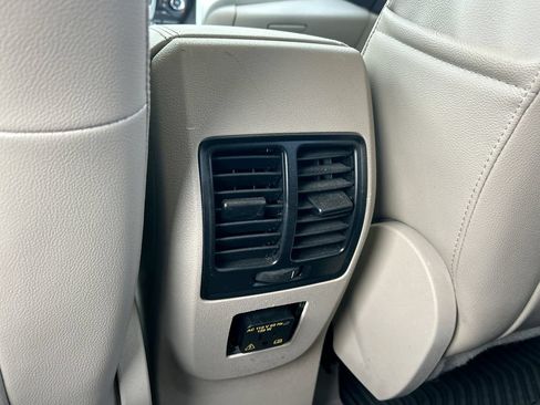 Used 2015 Ford C-MAX Energi SEL w/ Equipment Group 301A FWD image 31