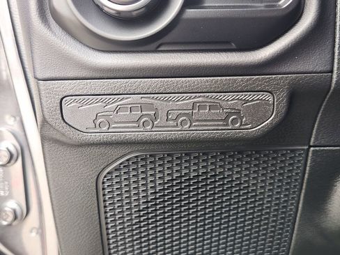 Used 2025 Jeep Gladiator Sport image 23