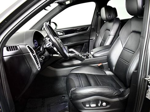 Used 2020 Porsche Cayenne image 19