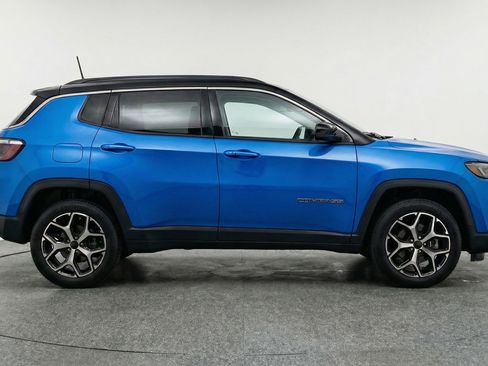 Used 2025 Jeep Compass Limited image 11