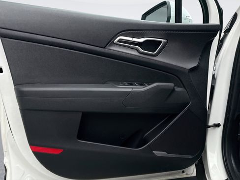 Used 2023 Kia Sportage LX image 9