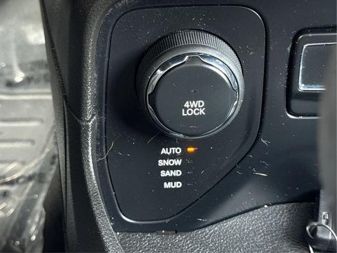 Used 2017 Jeep Renegade Latitude AWD/4WD image 29
