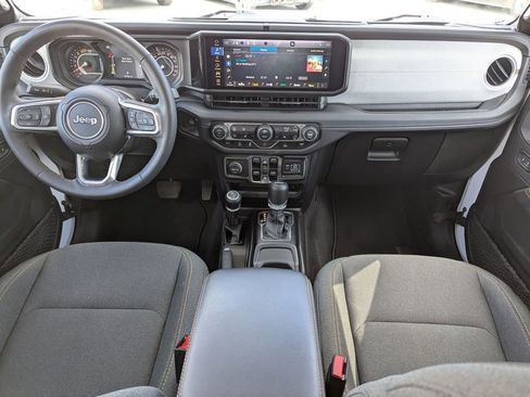 Used 2025 Jeep Wrangler Sahara image 10
