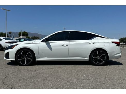 Used 2023 Nissan Altima 2.5 SR w/ SR Premium Package FWD image 2