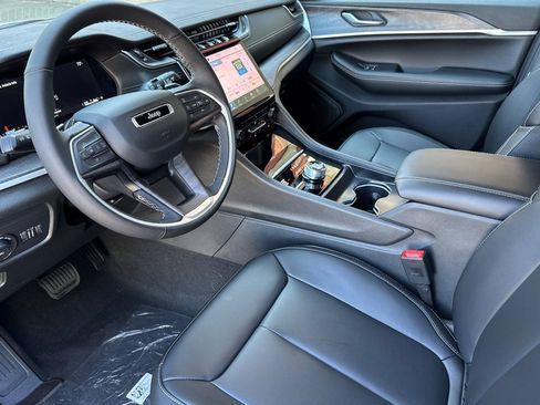 New 2025 Jeep Grand Cherokee Limited w/ Black Appearance Package AWD/4WD image 9