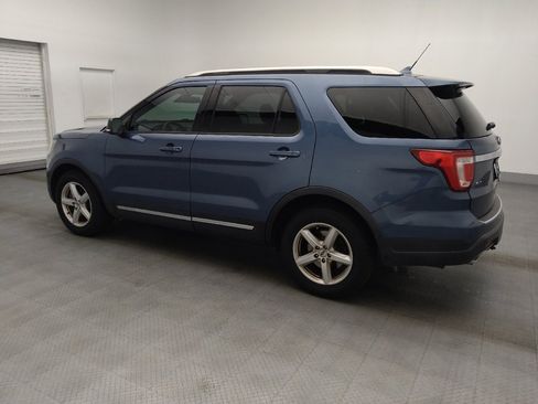 Used 2018 Ford Explorer XLT w/ Equipment Group 202A FWD image 3