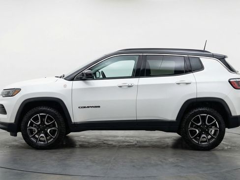 Used 2025 Jeep Compass Trailhawk image 5