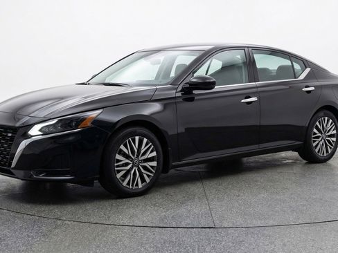 Used 2025 Nissan Altima 2.5 SV FWD image 3