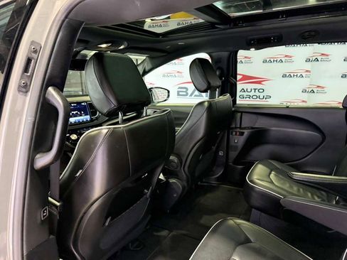 Used 2025 Chrysler Pacifica Limited image 32