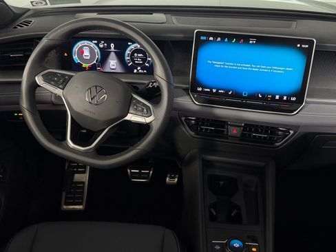 Used 2025 Volkswagen Tiguan SE R-Line image 13